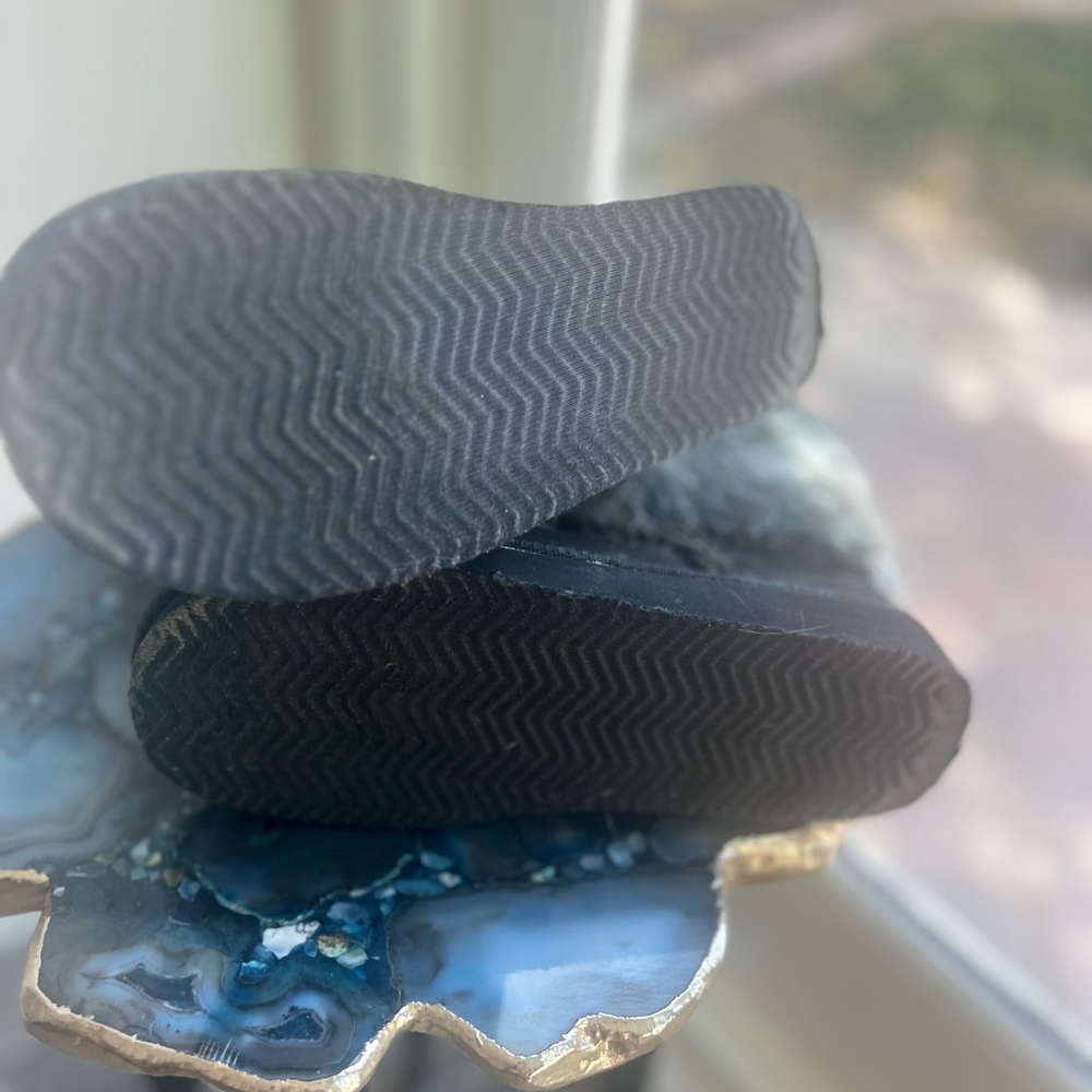 Girls UGG-type black 👢boots with faux fur. Size 1-1.5. Worn once inside home. - Picture 3 of 4